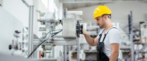 Wat is Procestechniek? "Procesoperator aan het werk in een fabriek" 