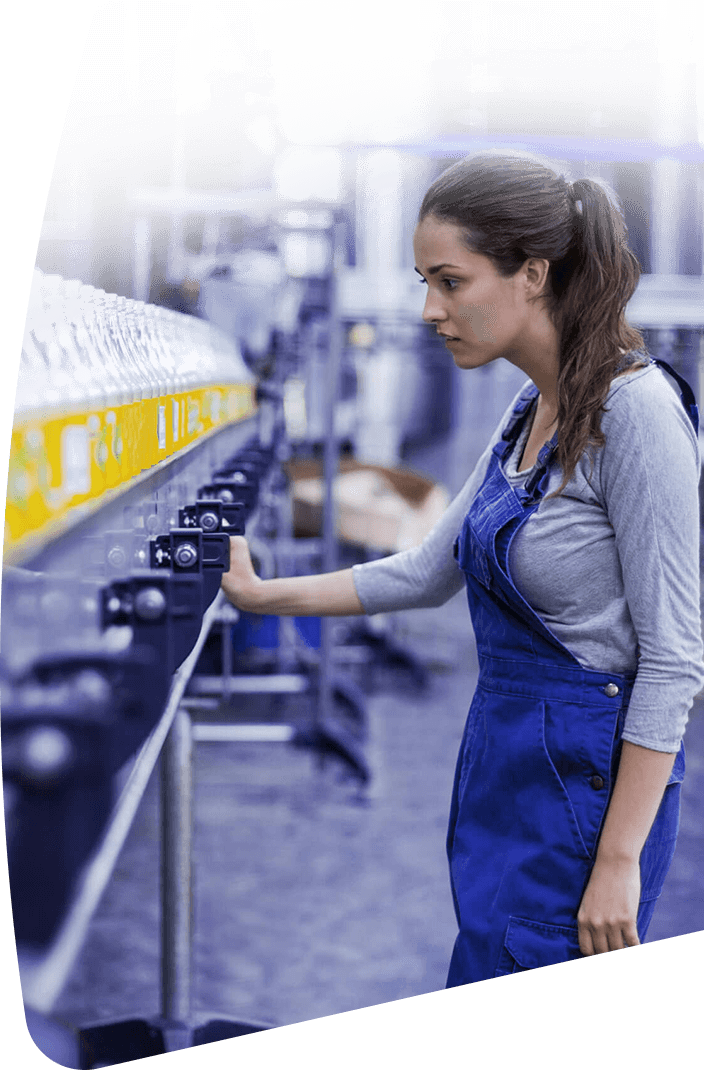 operator controleert een productielijn operator controleert een productielijn