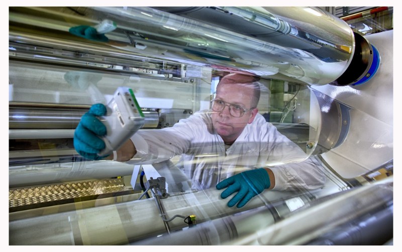 operator controleert membranen bij FUJIFILM Manufacturing B.V. operator controleert membranen bij FUJIFILM Manufacturing B.V.