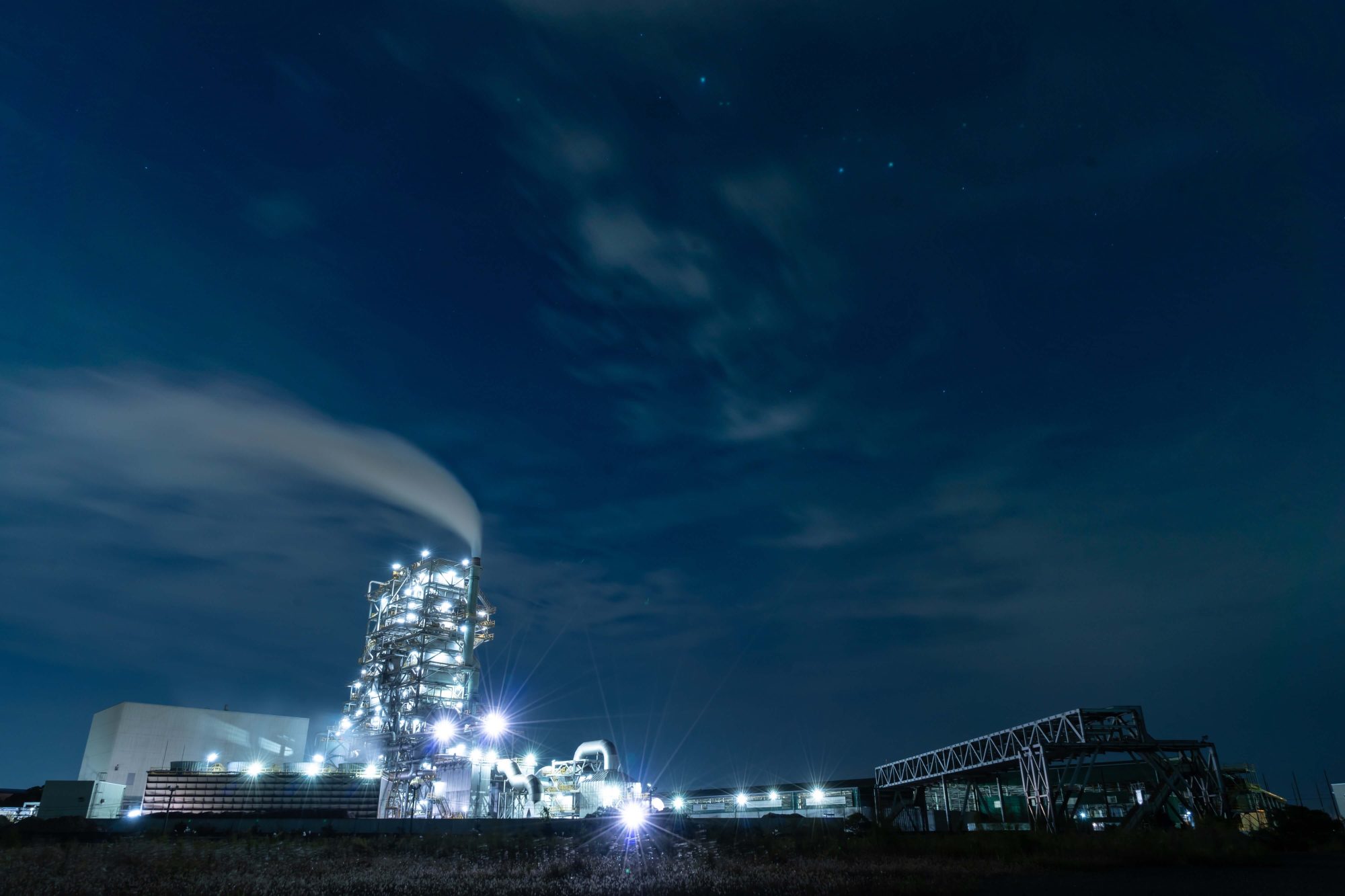 Maakindustrie - draaiende industrie in de nacht Maakindustrie - draaiende industrie in de nacht